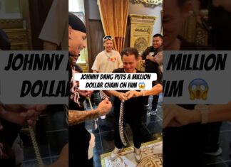 Johnny Dang puts a million dollar chain on #RnbFoemob ? 😱 #hiphopnews #texasmusic #shorts